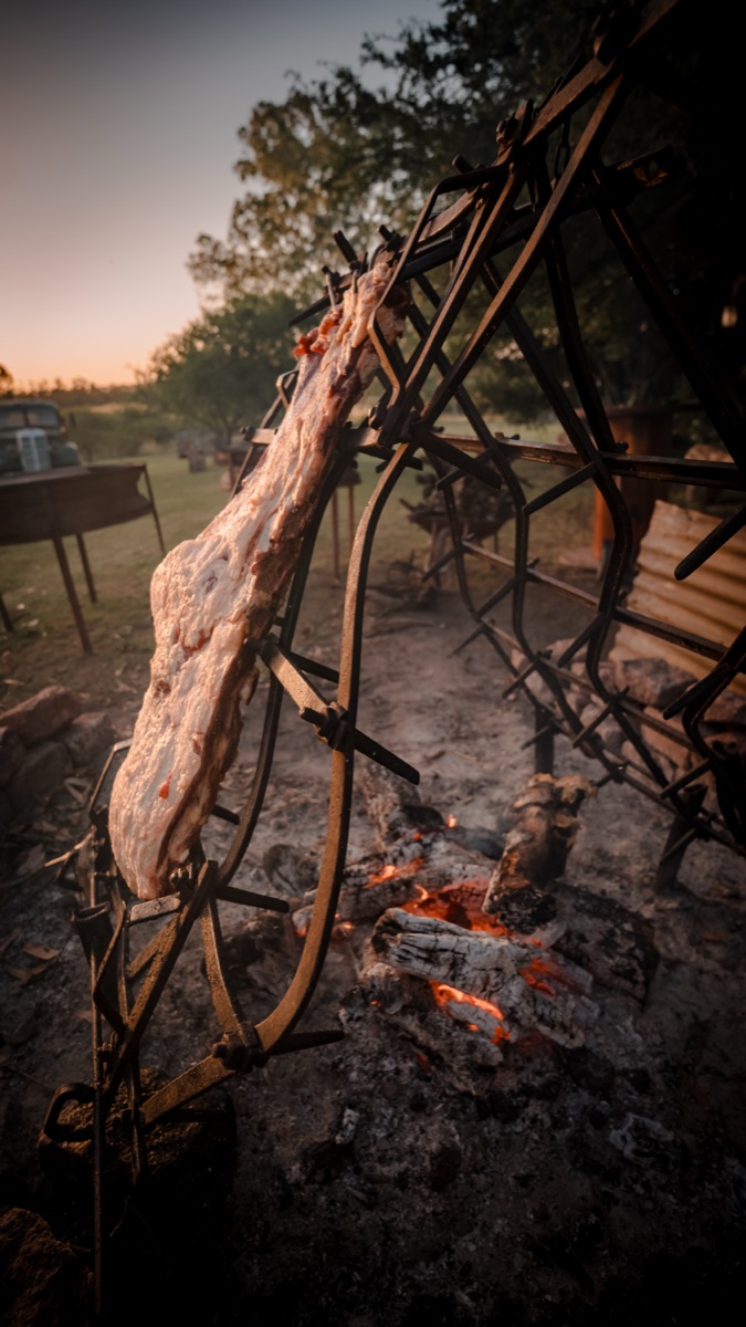 Carne asandose a fuego de leña en Chocha y Nena