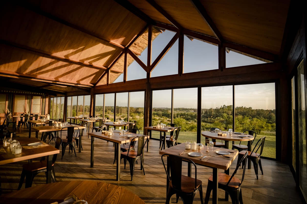 Salon de Chocha y Nena con ventanales panoramicos al campo