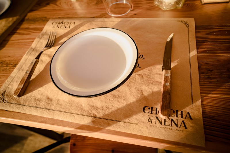 Detalle del mantel con logo Chocha y Nena